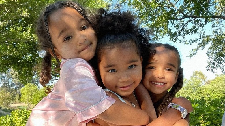 Chicago West, True Thompson, Dream Kardashian hugging