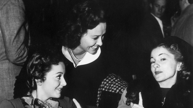 Olivia de Havilland, Joan Fontaine, and Margaret Lindsay in restaurant in 1940s