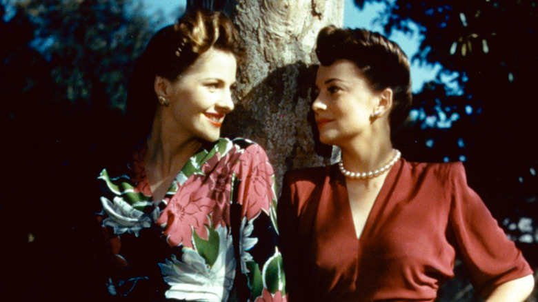 Joan Fontaine and Olivia de Havilland posing for photos in 1940s