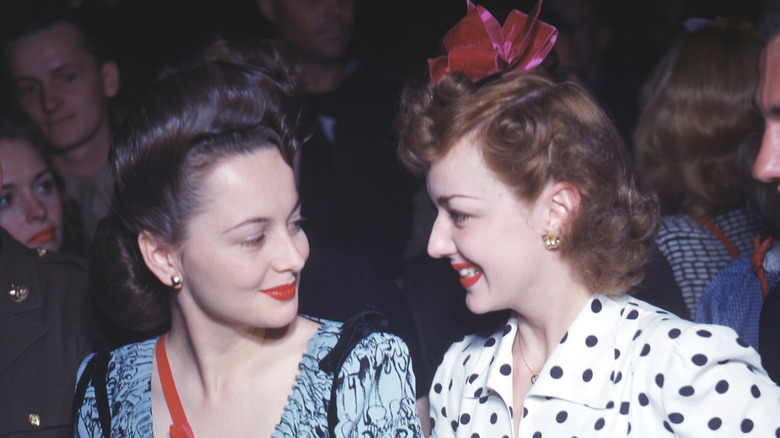 Olivia de Havilland and Joan Fontaine posing for photos in 1940s