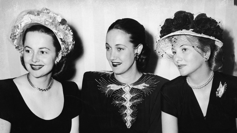 Olivia de Havilland, Dorothy Lamour, and Joan Fontaine pose for photos in 1940s
