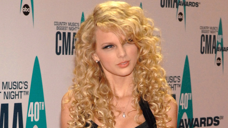 Taylor Swift posing for photographs