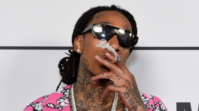 Wiz Khalifa, smoking