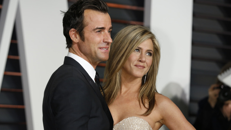 Jennifer Aniston and Justin Theroux posing