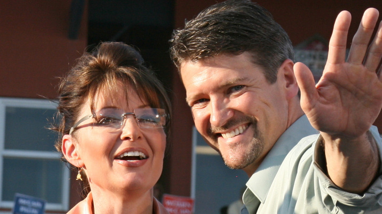 Sarah and Todd Palin smiling and waving in Washington, Pennsylvania
