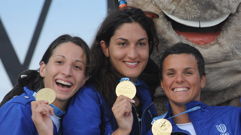 Flavia Zoccari and teammates holding medals