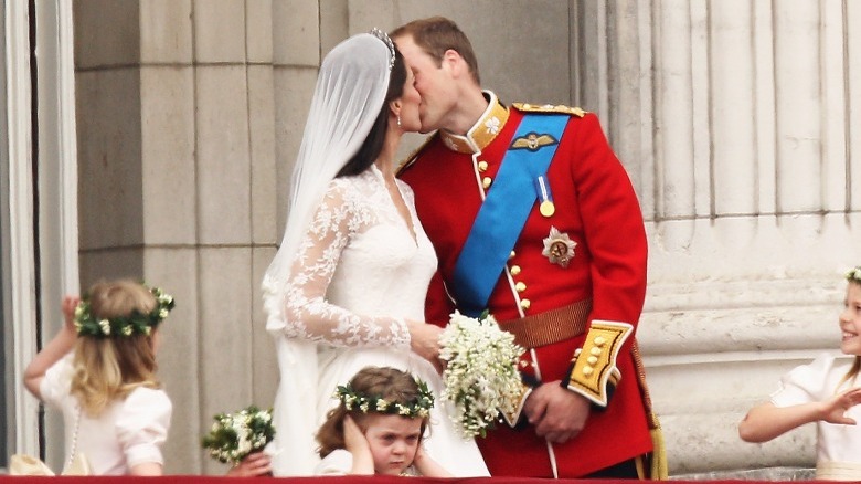 Kate Middleton and Prince William kissing on balcony