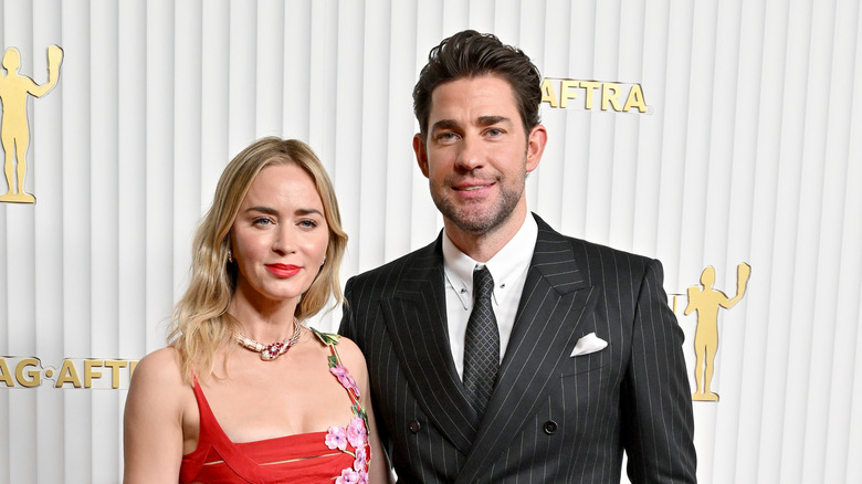 John Krasinski and Emily Blunt posing