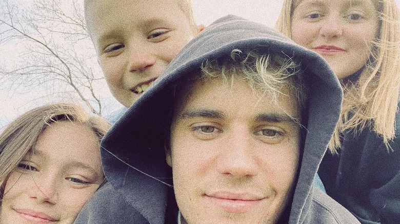 Justin Bieber poses for a selfie with his siblings