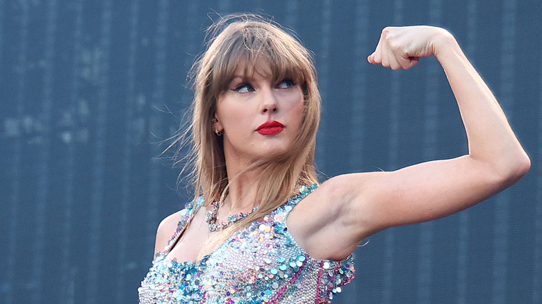 Taylor Swift flexing while performing