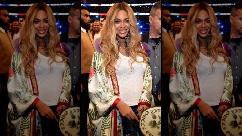 Beyonce posing while pregnant