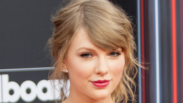 Taylow Swift at an award show