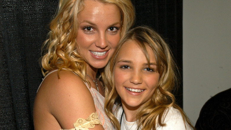 Britney Spears and Jamie-Lynn Spears embracing