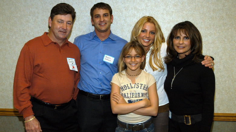 Jamie Spears, Bryan Spears, Jamie Lynn Spears, Britney Spears and Lynne Spears posing for a family photo
