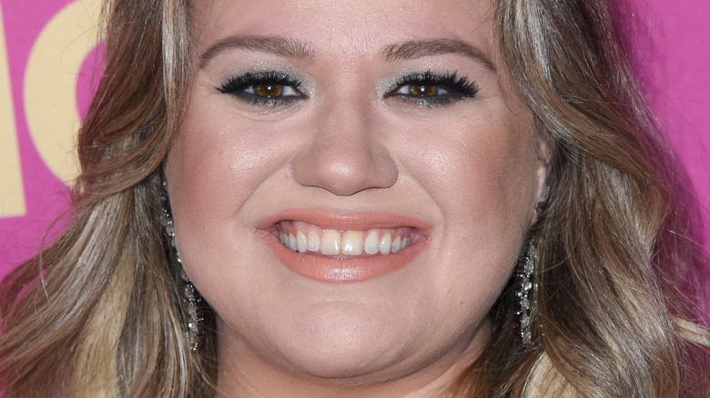 Kelly Clarkson smiling 