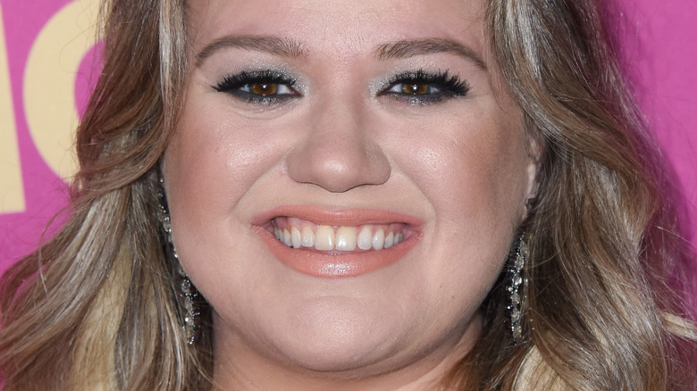 Kelly Clarkson smiling 