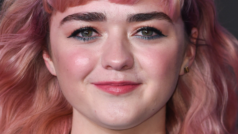 Maisie Williams pink hair