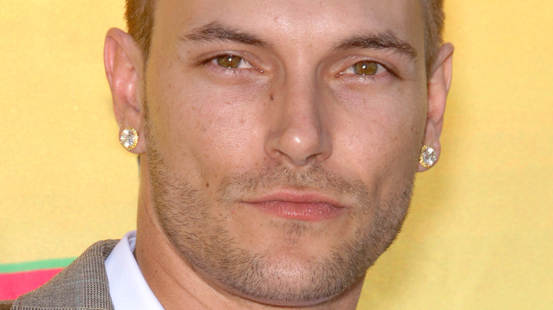 Kevin Federline smirks on the red carpet