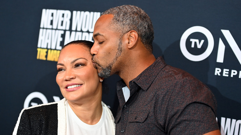 Mike Jackson kisses Egypt Sherrod on the cheek