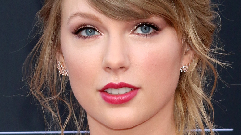 Taylor Swift with red lipstick on the red carpet