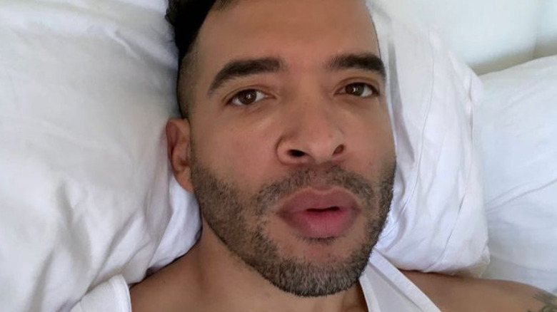 Jason Lee posing selfie