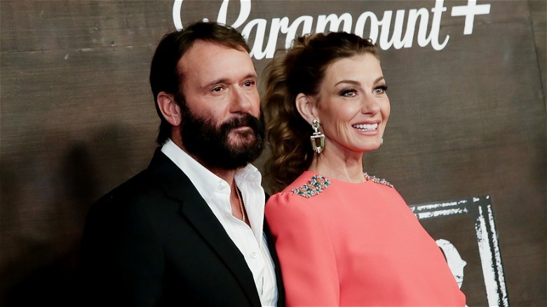 Tim McGraw and Faith Hill posing