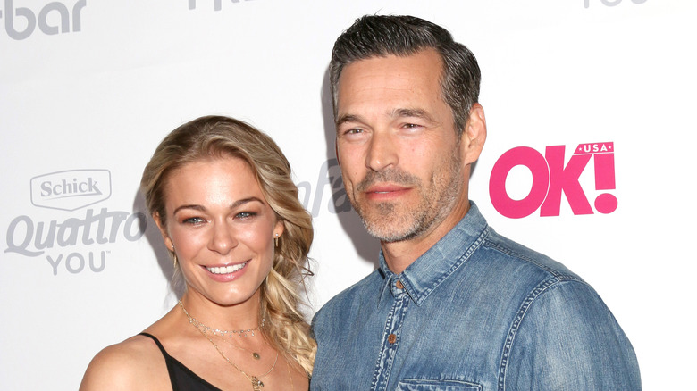 Leann Rimes and Eddie Cibrian squinting
