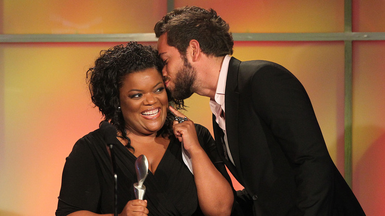 Zachary Levi kissing Yvette Nicole Brown on the cheek