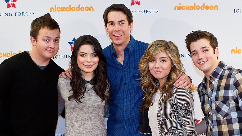 iCarly cast members Noah Munck, Miranda Cosgrove, Jerry Trainor, Jeanette McCurdy and Nathan Kress pose for a photo backstage at a special military family screening of Nickelodeon's iCarly: iMeet The First Lady