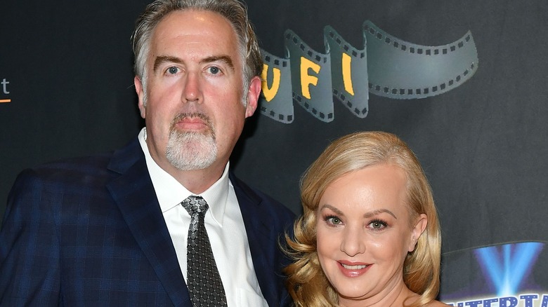Greg Covey and Wendi McClendon-Covey on the red carpet