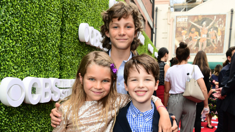 Montana Jordan posing with Young Sheldon co-stars Raegan Revord and Iain Armitage