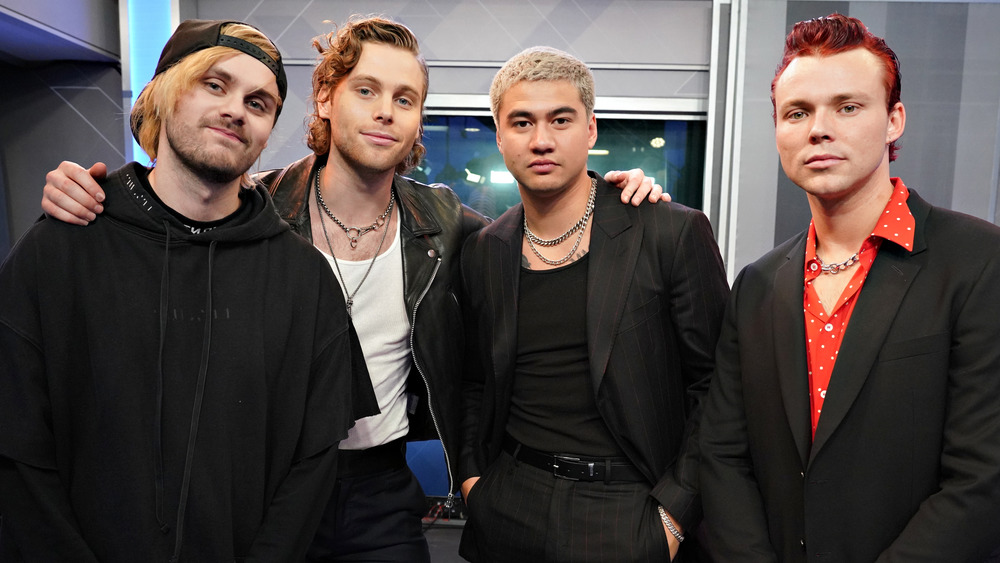 5SOS posing