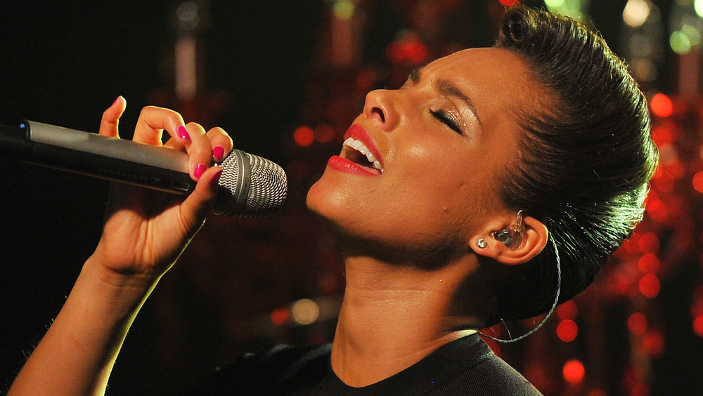Alicia Keys singing