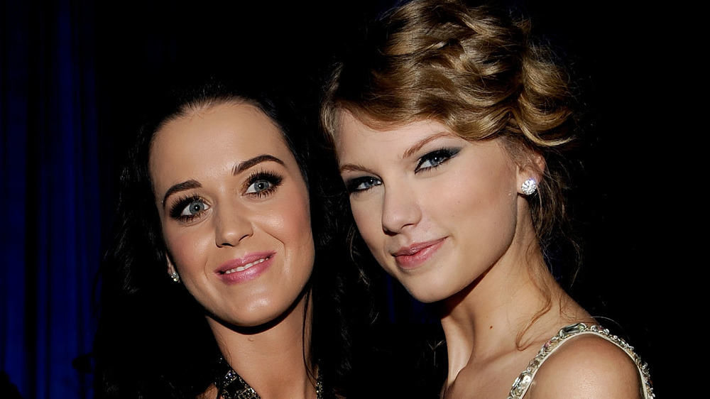 Taylor Swift and Katy Perry posing at Grammys