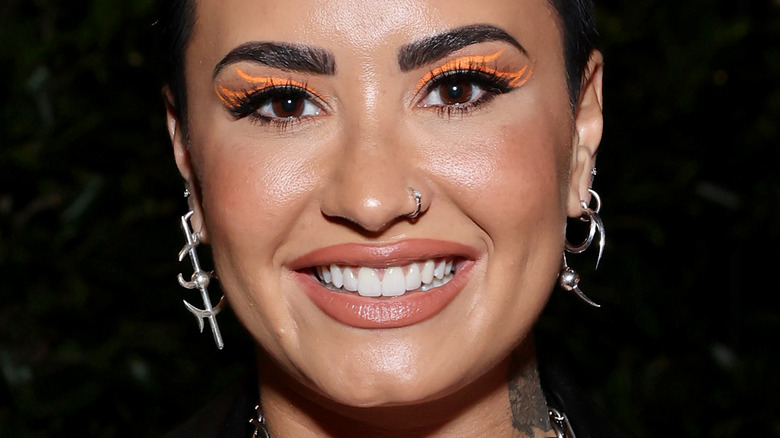 Demi Lovato lächelt