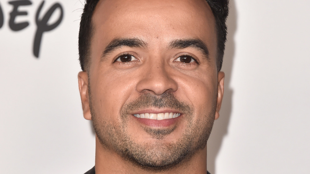 Luis Fonsi smiling at an event