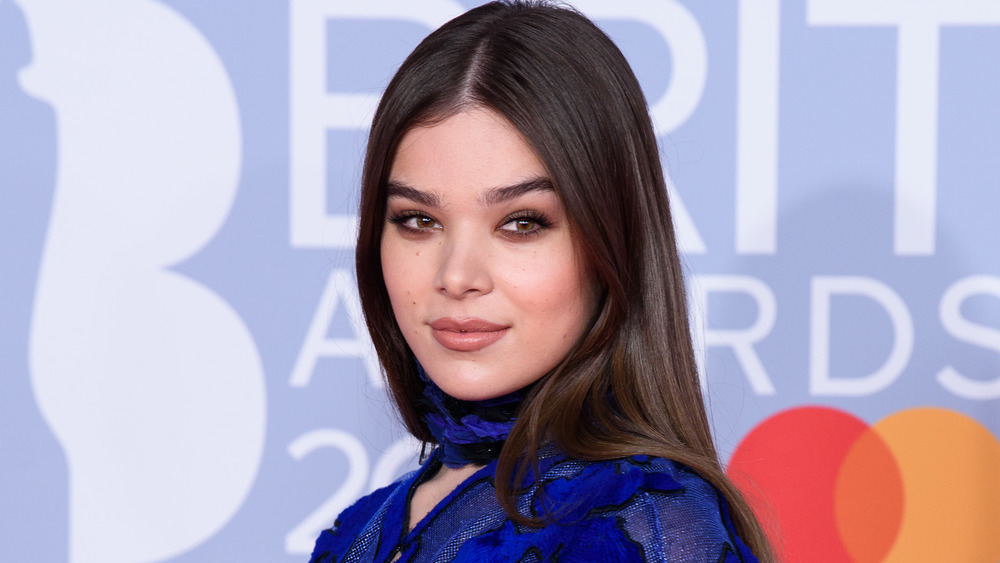 ﻿Hailee Steinfeld posing on the red carpet