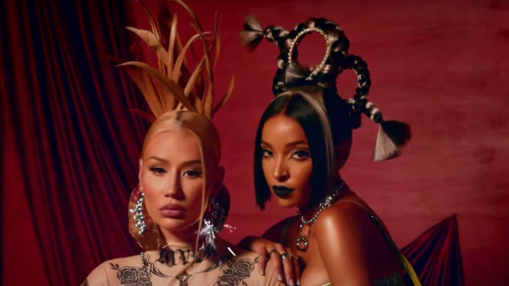 Iggy Azalea and Tinashe in the "Dance Like Nobody's Watching" video