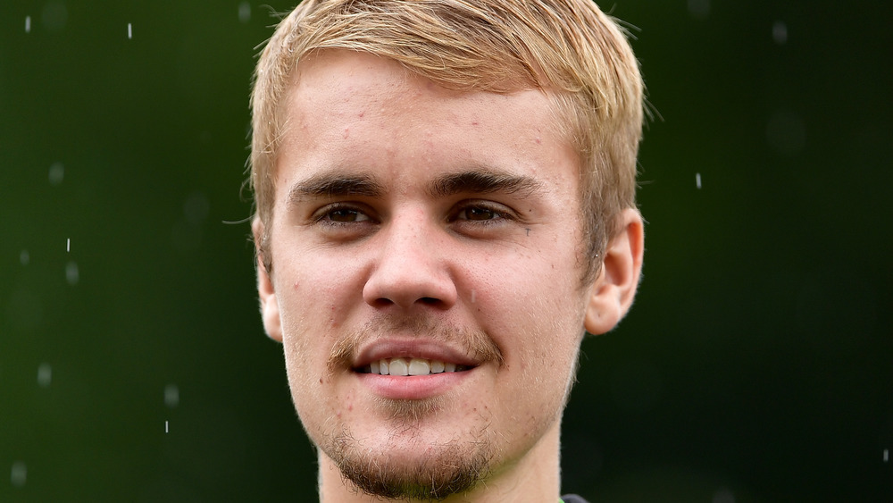 Justin Bieber smiling while golfing