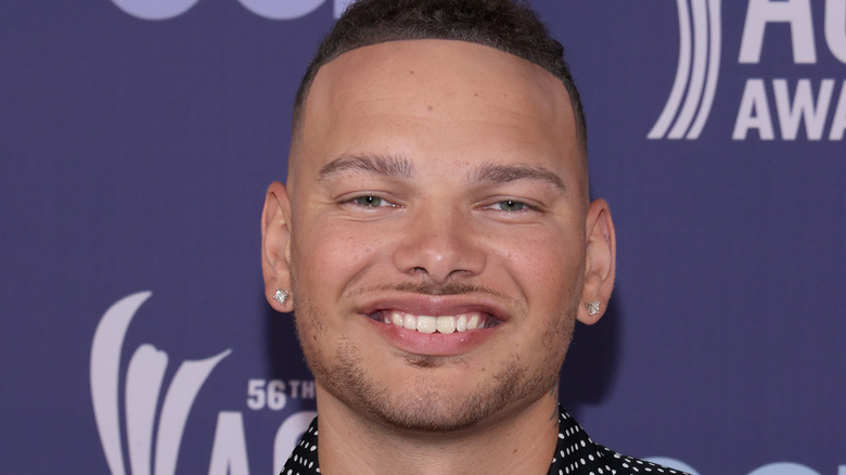 Kane Brown, smiling, 2021 award show appearance