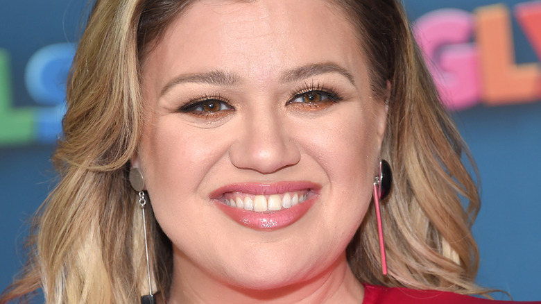 Kelly Clarkson on the red carpet