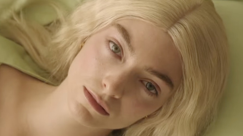 Lorde with a blonde wig in the the 'Mood Ring' music video