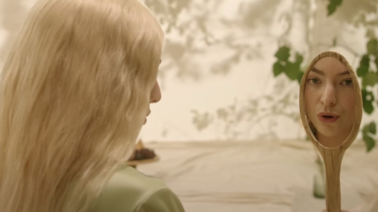 Lorde with a blonde wig in the the 'Mood Ring' music video