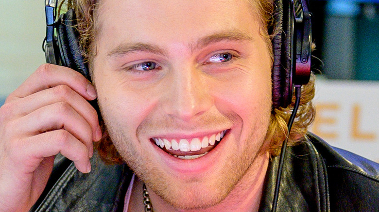 Luke Hemmings smiling headphones