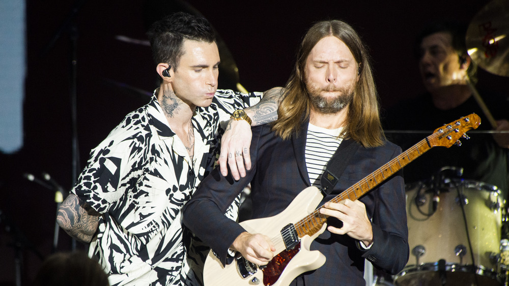 Maroon 5, Adam Levine performing 