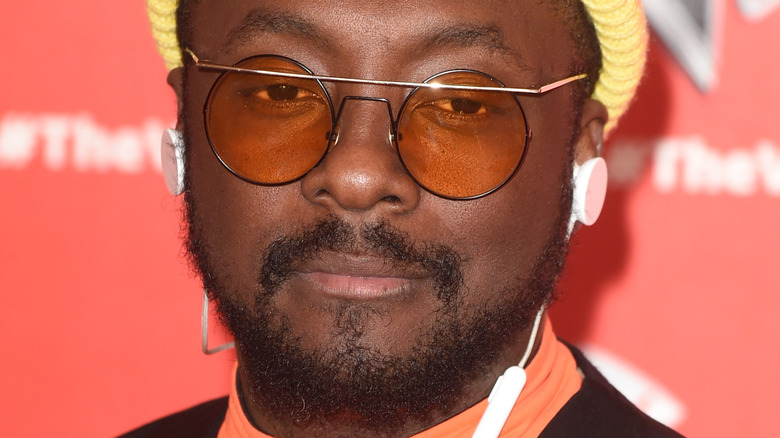 Will.I.Am. posing on red carpet 