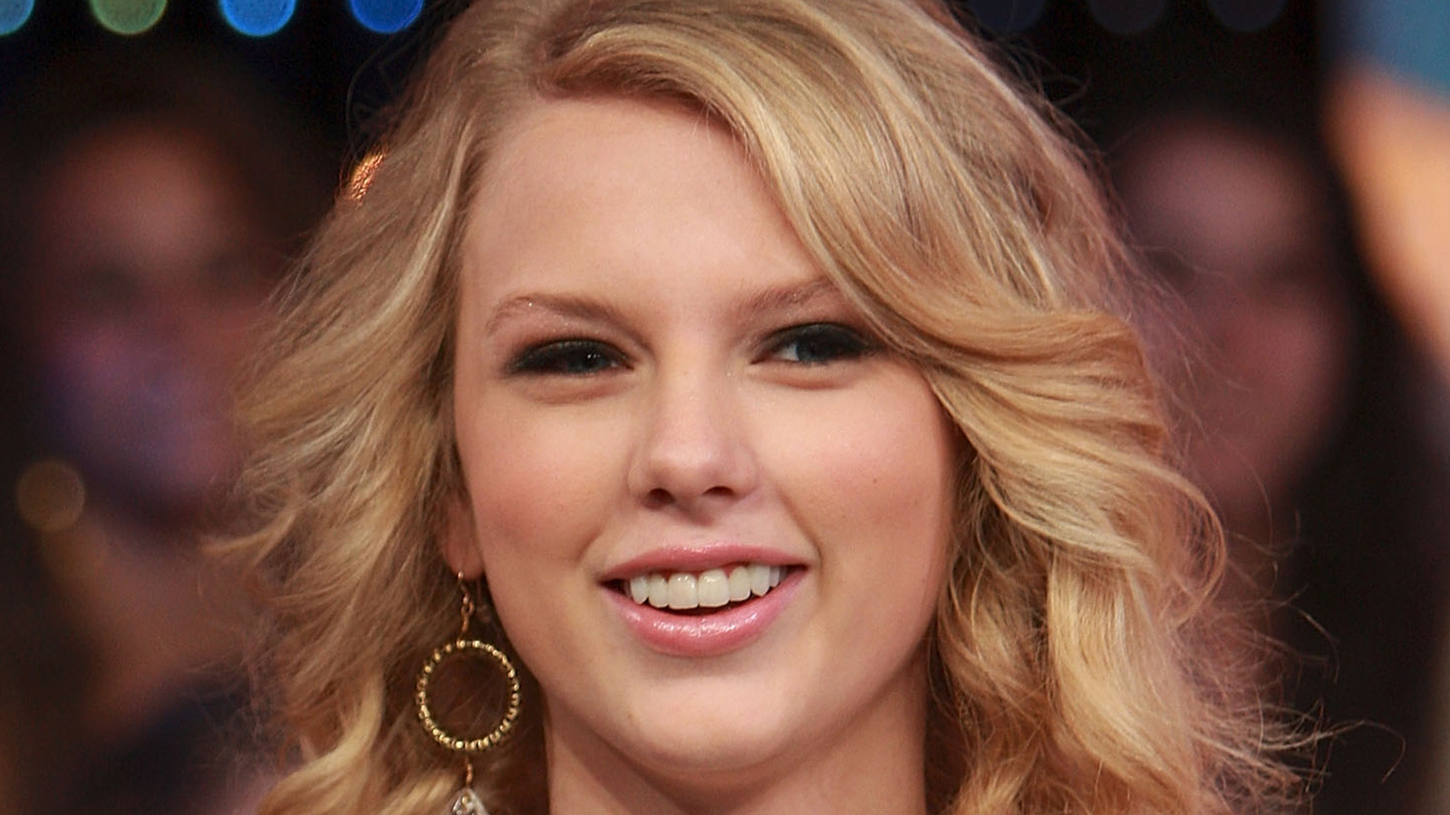 9. The Story Behind Taylor Swift's Pink and Blue Hair - wide 10