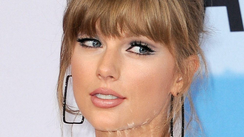 Taylor Swift giving side-eye