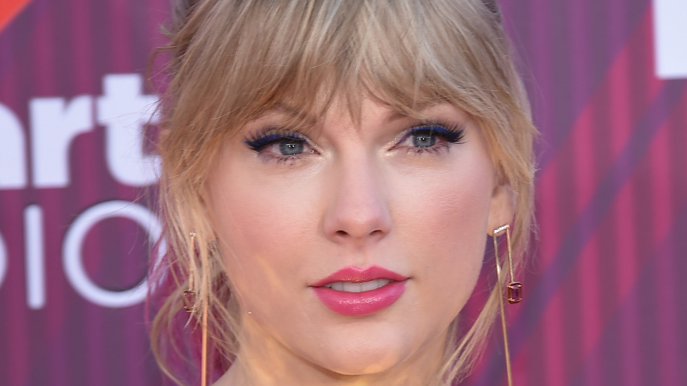 Taylor Swift gives a confident look on the red carpet