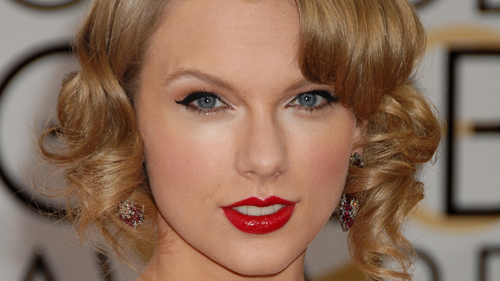 Taylor Swift wears red lipstick